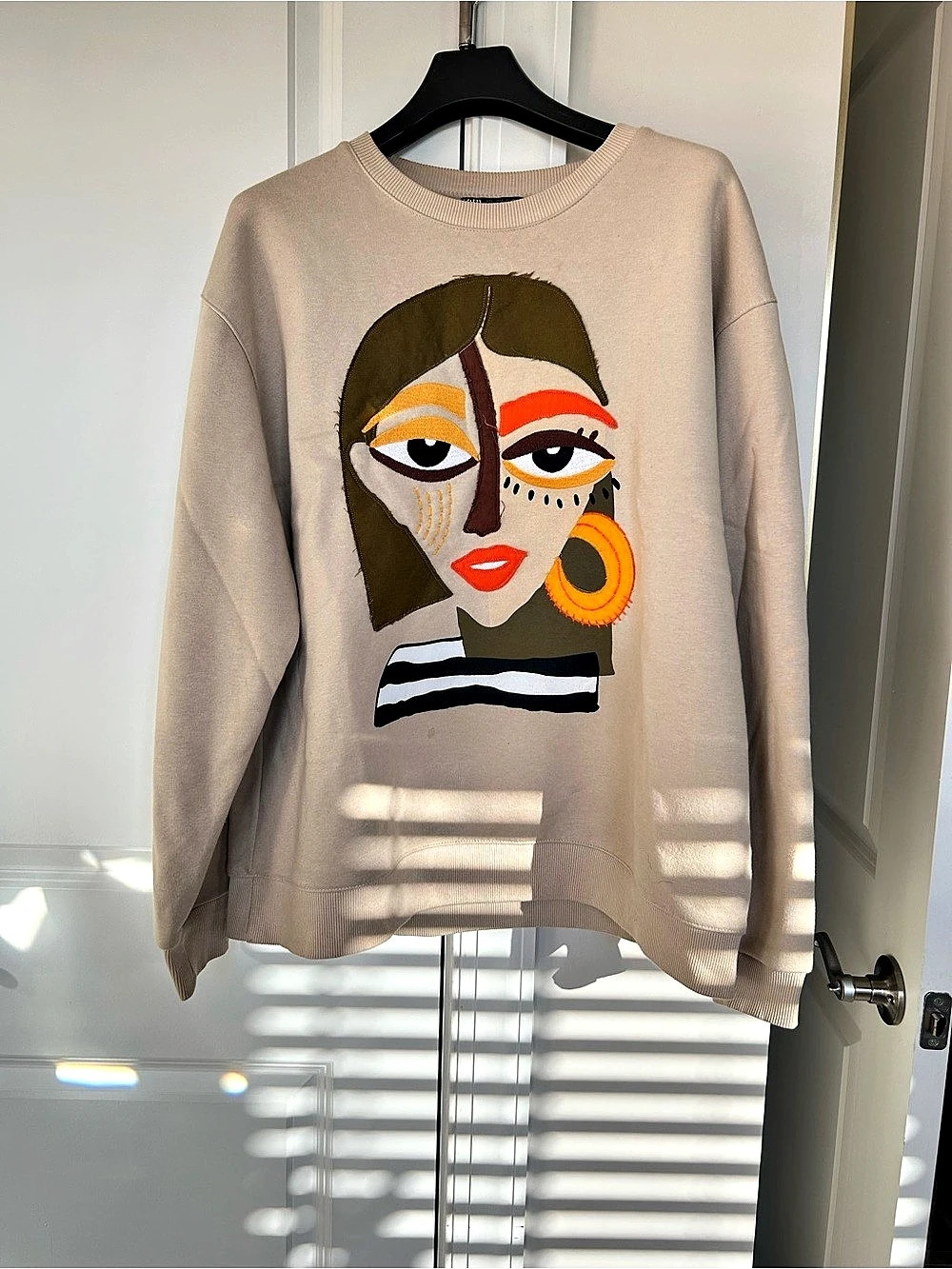 Zara Graphic Sweatshirt in Beige Size Medium